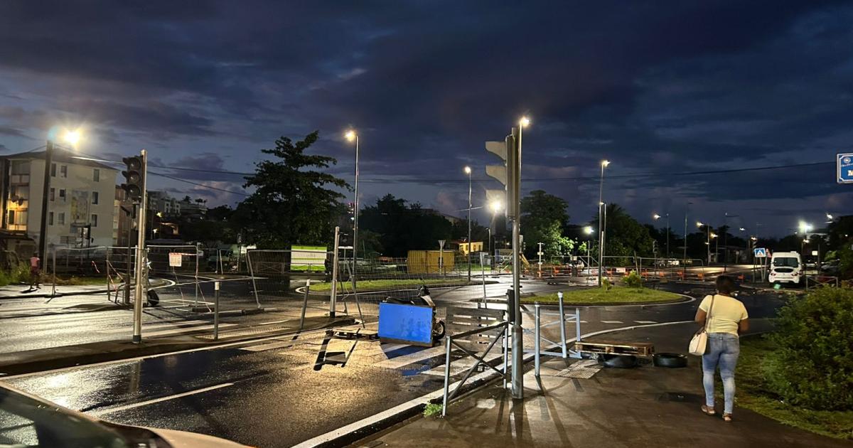     [EN IMAGES] Des barrages à Californie et Sainte-Thérèse ce lundi matin

