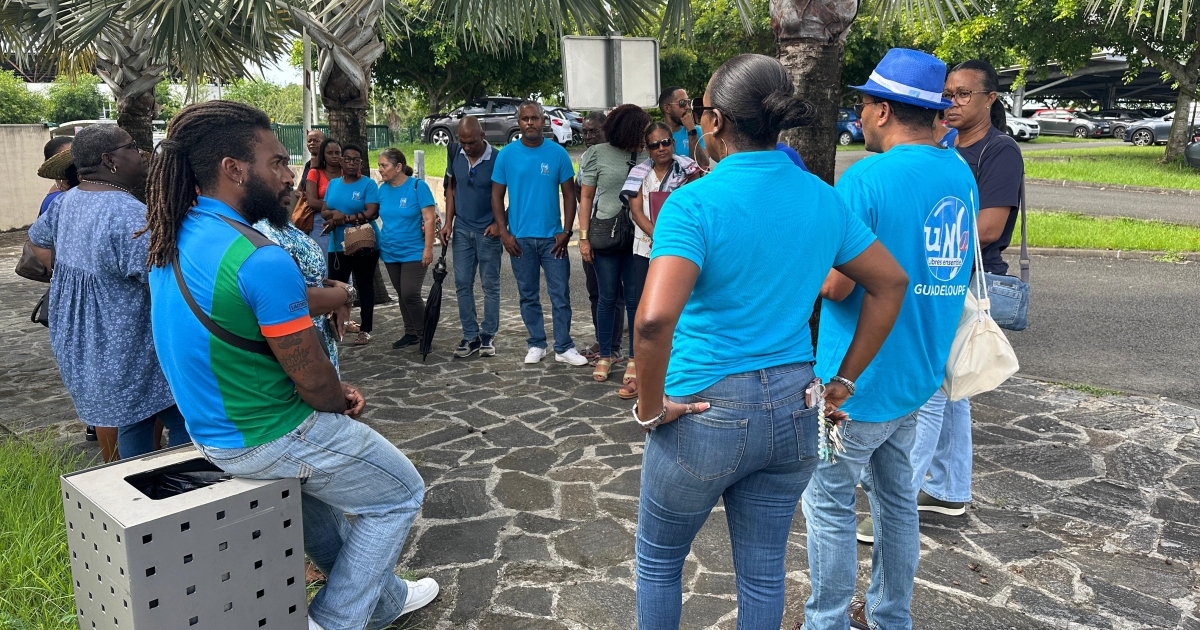     En Guadeloupe, les AESH se mobilisent au rectorat pour réclamer leur salaire de septembre

