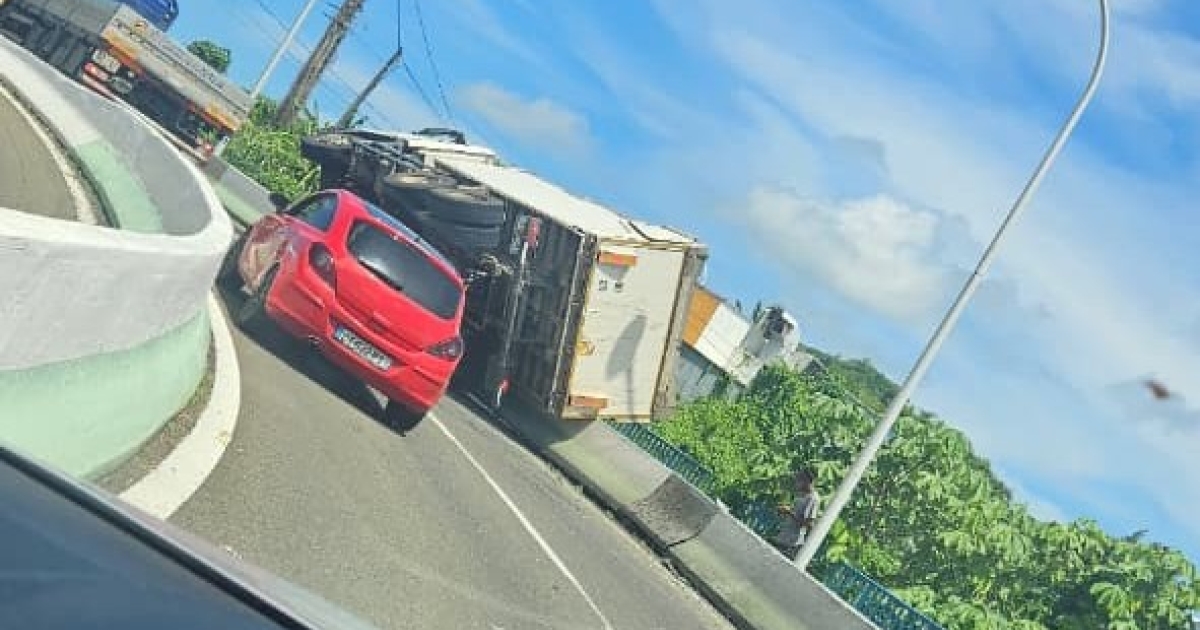     Un semi-remorque se renverse au François, la circulation fortement perturbée

