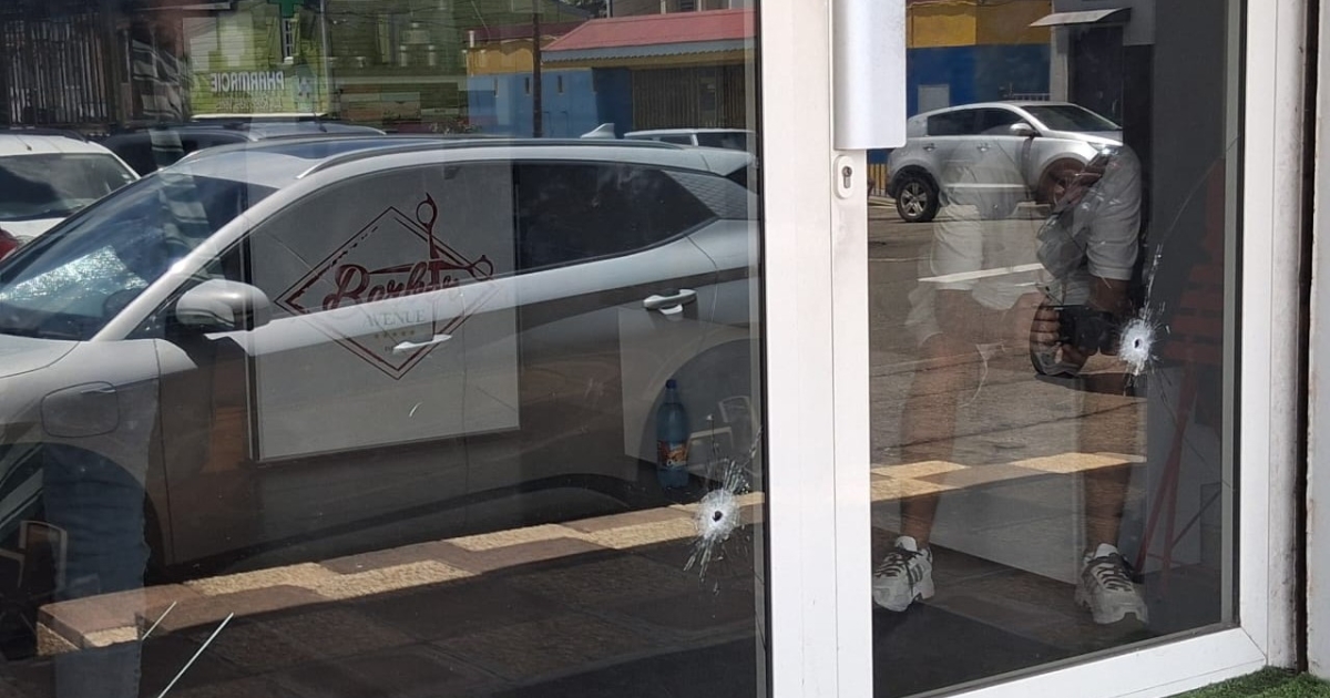     [VIDEO] Tentative de meurtre au Robert : un coiffeur visé par 14 coups de feu

