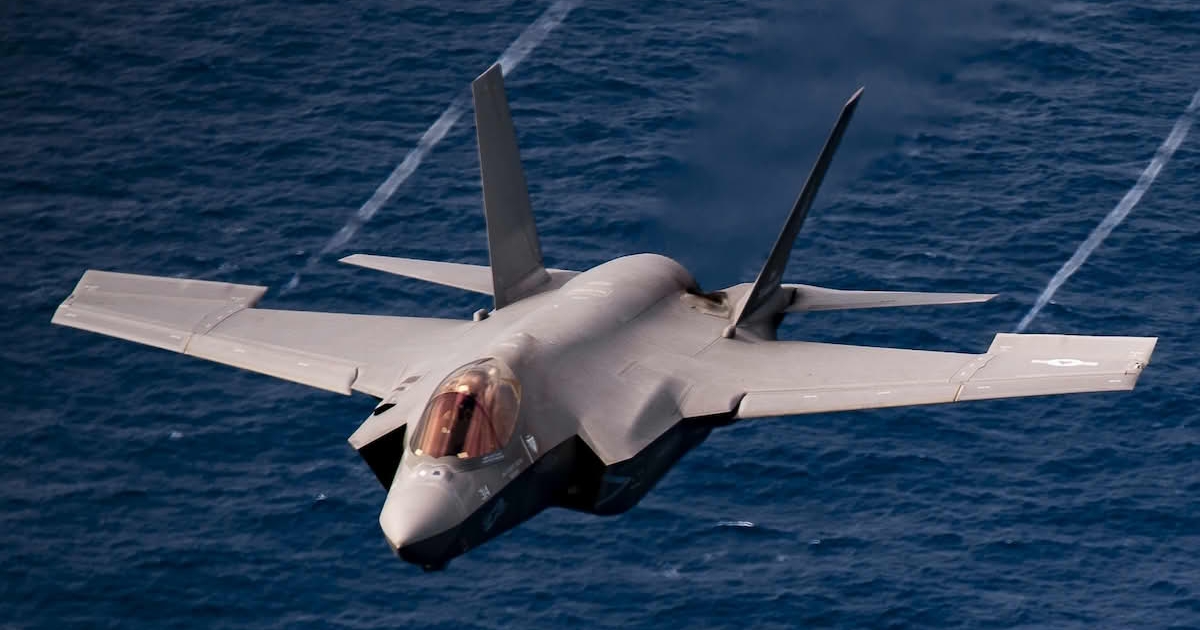     Des avions de combat et des navires de guerre dans les Caraïbes

