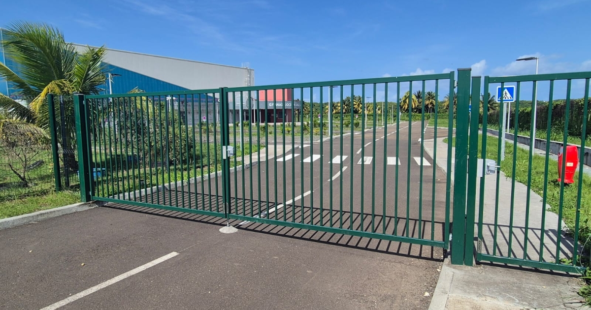     A Morne-à-l’Eau, le gymnase Jocelyn Angloma toujours fermé 11 mois après son inauguration

