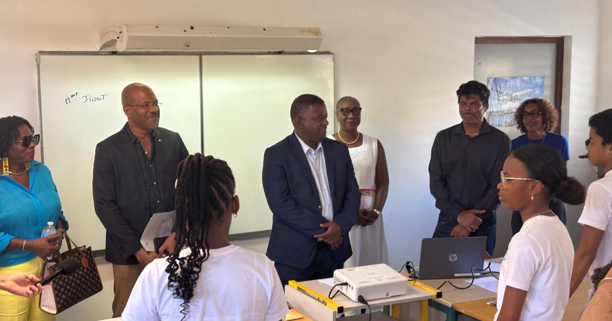     Rentrée scolaire : Guy Losbar en visite de terrain au collège Eugène Yssap, à Sainte-Anne

