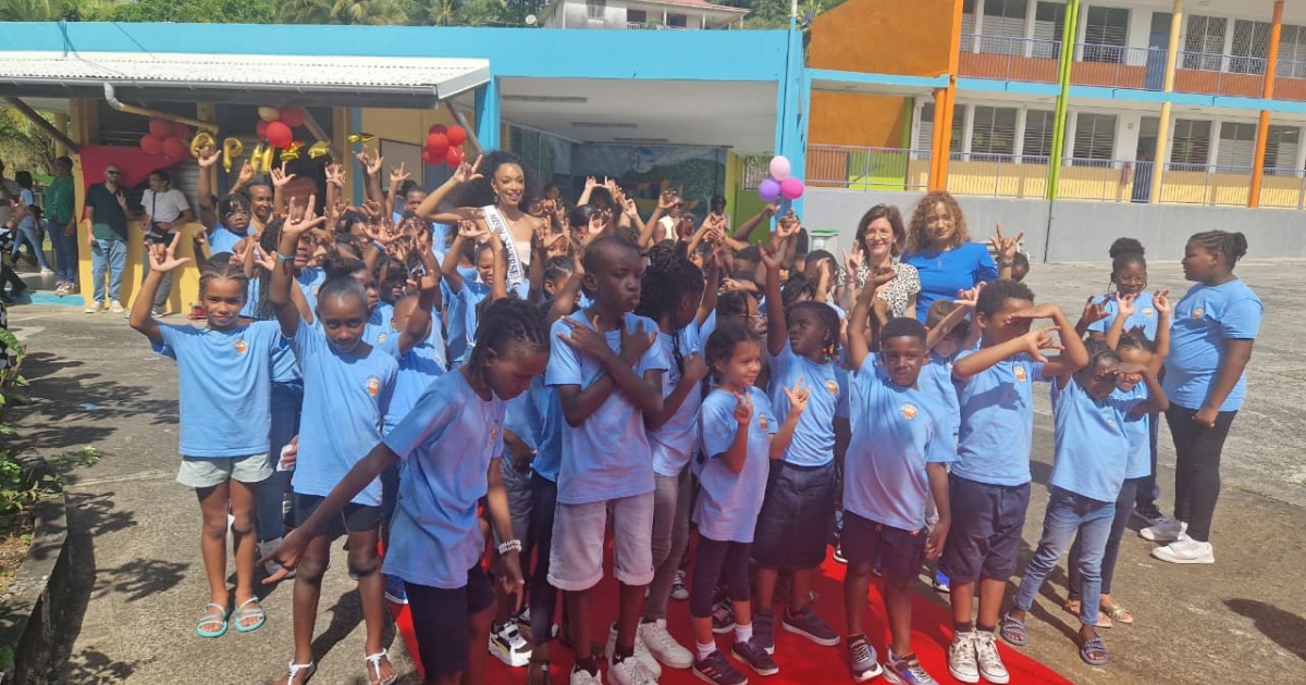     Ophély Mézino initie des écoliers à la langue des signes à Morne-à-l’Eau

