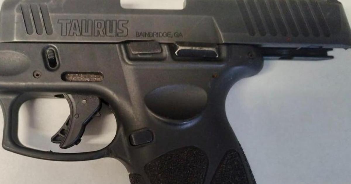     Un simple mégot mène à la découverte d’une arme et de stupéfiants

