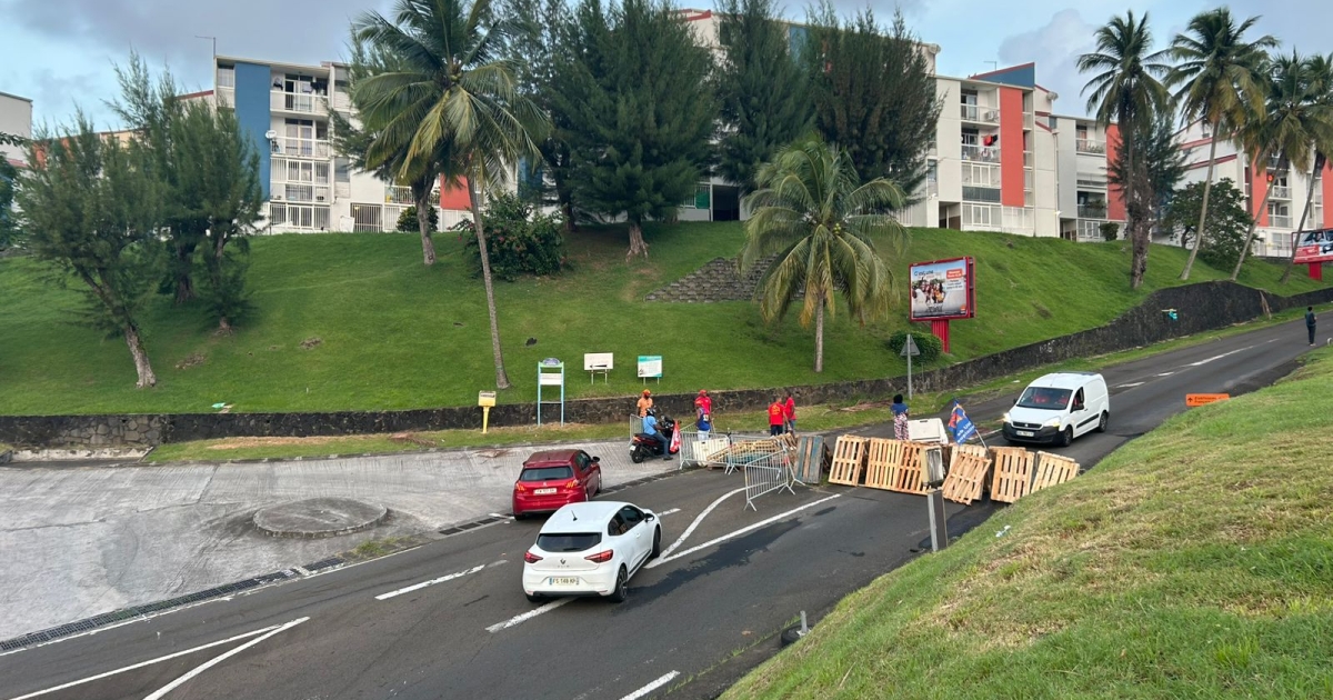     Mouvement social « bloquons tout » : les accès au CHUM bloqués, une opération molokoy sur l'autoroute

