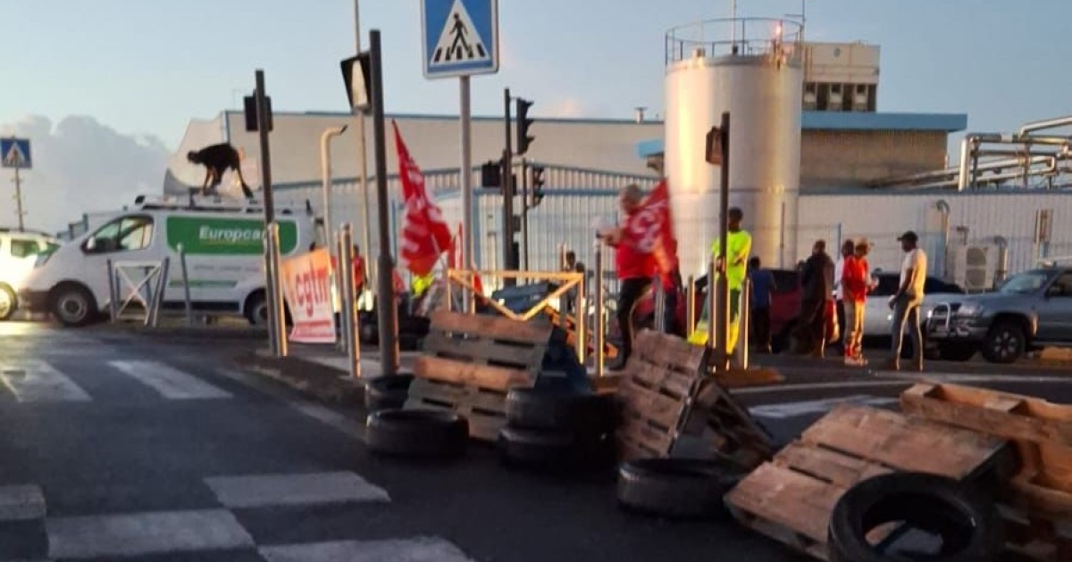     Grève du 18 septembre : barrage au pont de la Lézarde et appels à la mobilisation à Fort-de-France

