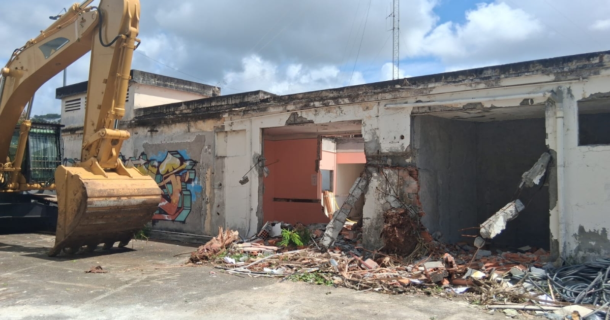     [ EN IMAGES ] L'ancien siège de France-Antilles démoli, le réaménagement de l'entrée de Fort-de-France est lancé

