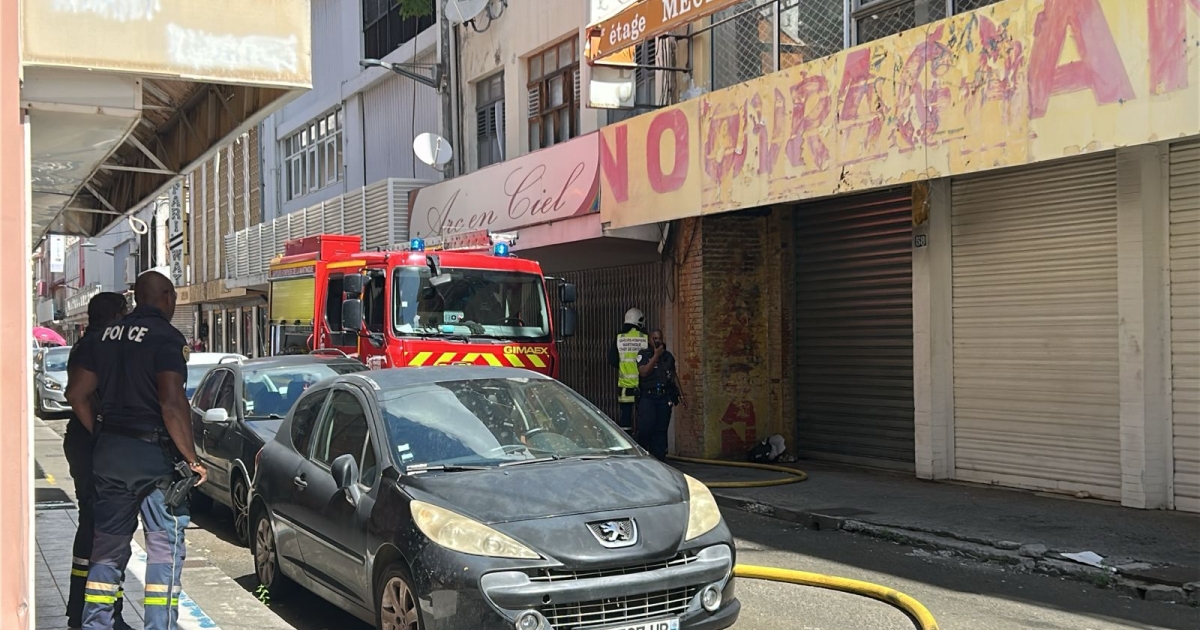     Fort-de-France : un bâtiment de la rue Antoine Siger victime d'un incendie

