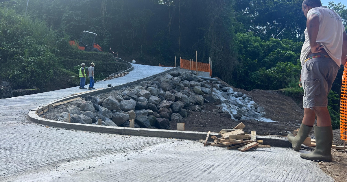     [ EN IMAGES ] Temporaire ou définitive, à peine finie, la nouvelle route du dôme au Prêcheur soulève des interrogations

