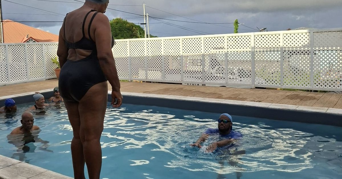     À Capesterre-Belle-Eau, des cours de natation pour les plus de 45 ans

