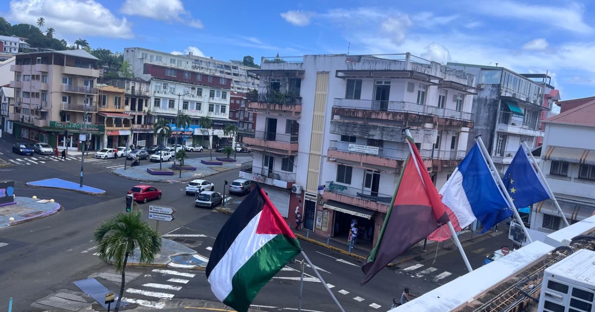     Fort-de-France, comme près d’une centaine de mairies, hisse le drapeau palestinien

