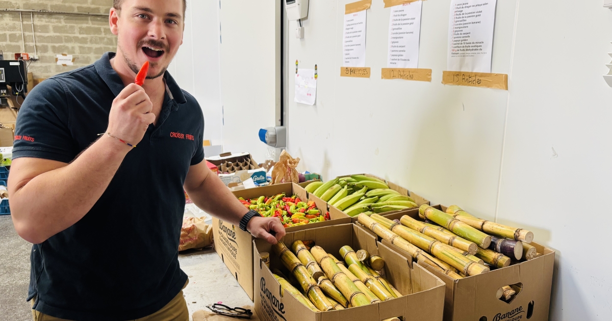     [VIDÉO] Dans l'Hexagone, ce vendeur de fruits fait le buzz avec ses produits antillais

