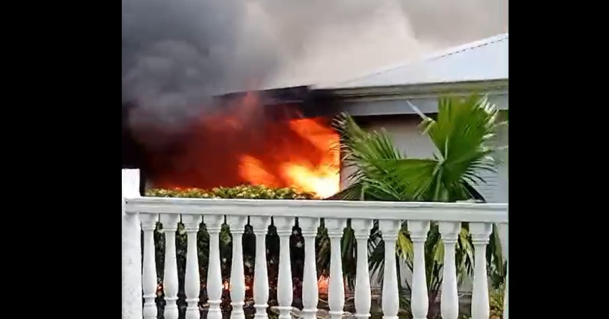     Une voiture s'enflamme dans un garage : une maison fortement endommagée par les flammes à Schoelcher

