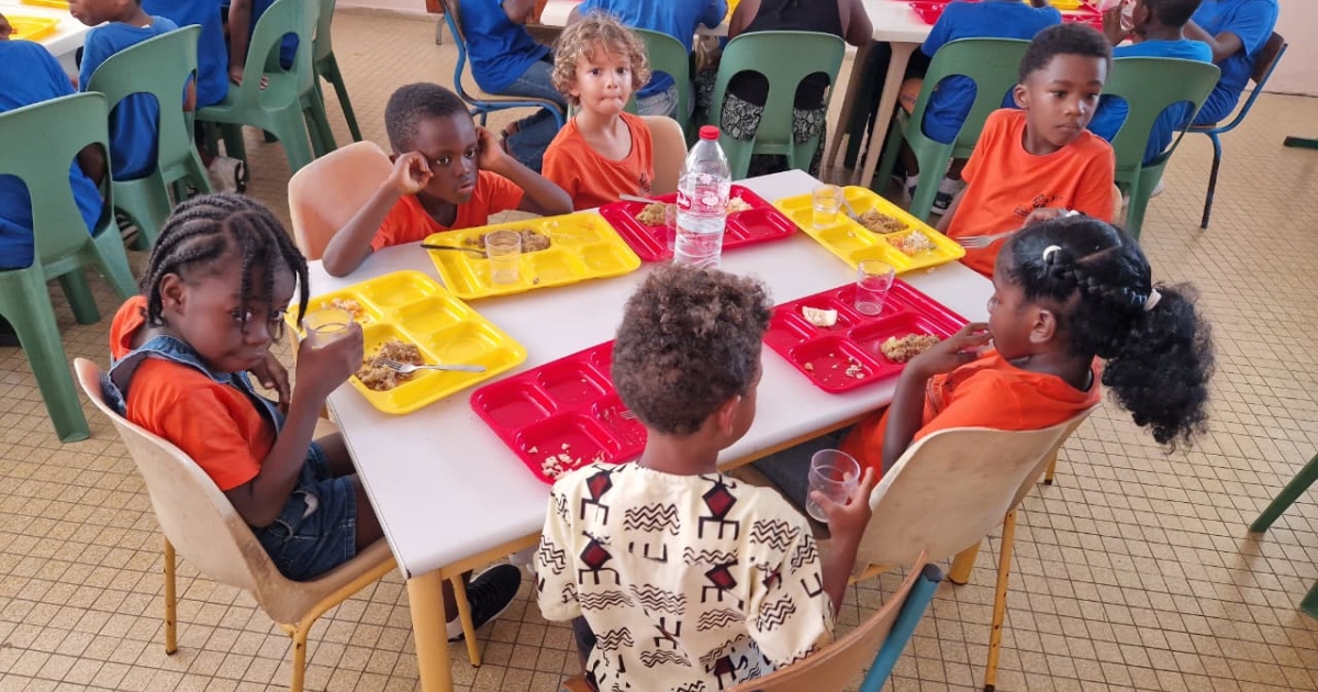     À Sainte-Anne, les écoliers découvrent les saveurs du terroir avec le Grand Repas

