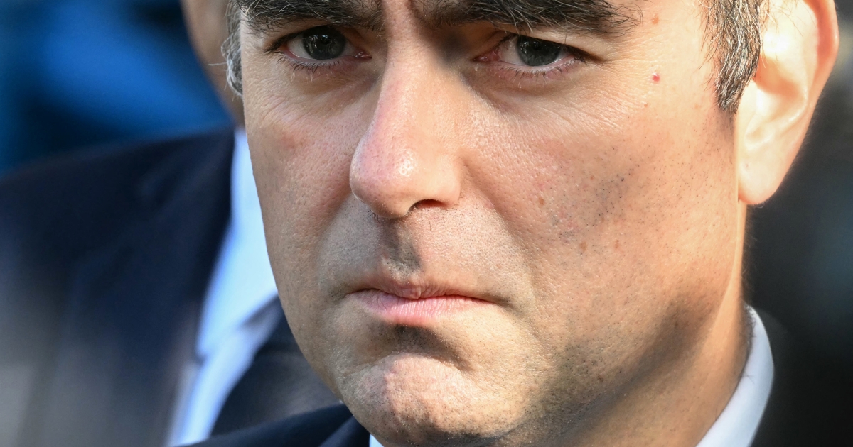     Sébastien Lecornu au défi de composer un gouvernement dans l'urgence

