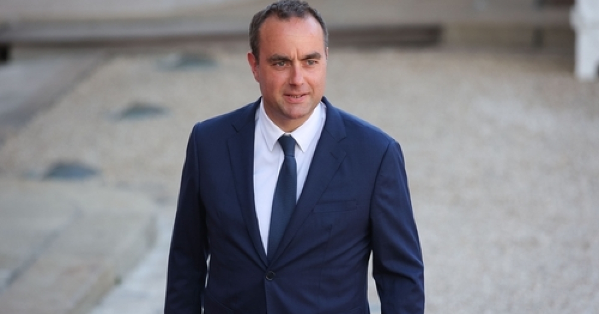     Emmanuel Macron demande à Sébastien Lecornu, démissionnaire, de mener d'ultimes négociations

