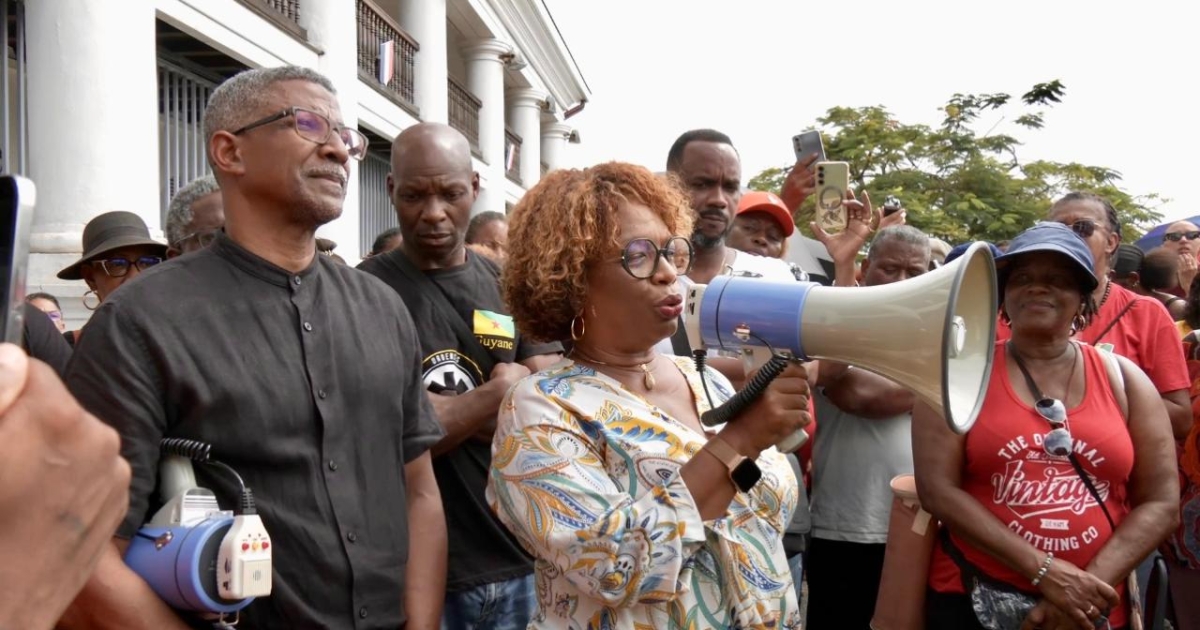     Racisme présumé dans un collège de Guyane : le préfet suspend deux policiers parents d’élèves

