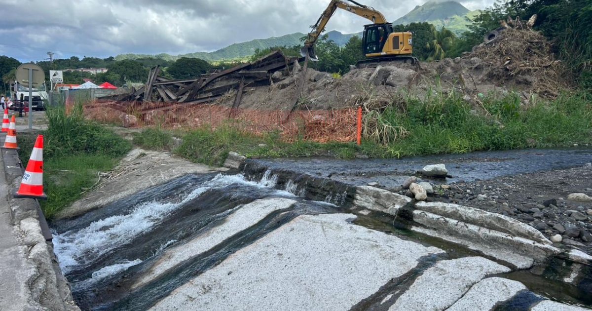     Début des travaux du pont provisoire sur la rivière des Pères à Saint-Pierre

