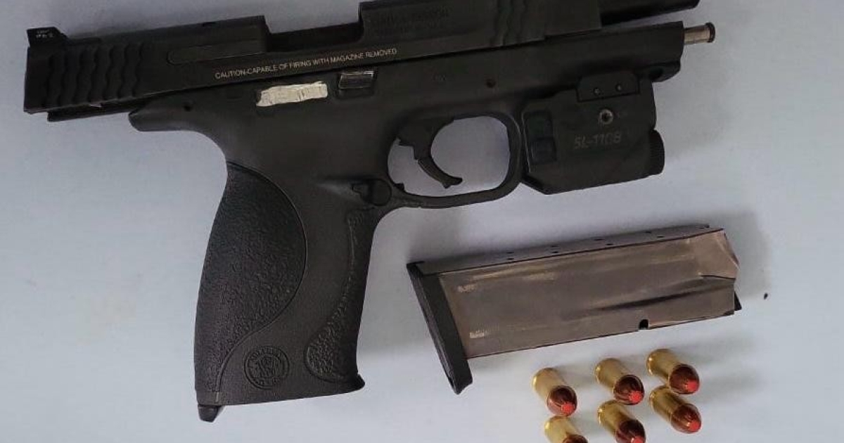     Détention illégale d’armes : 2 hommes en détention provisoire, 3 autres condamnés à une peine de prison ferme 

