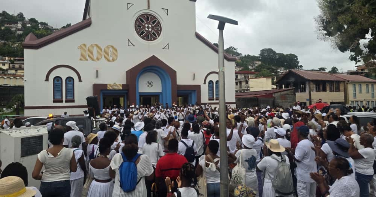     À Fort-de-France, une marche blanche contre la violence a réuni des centaines de personnes unies pour la paix


