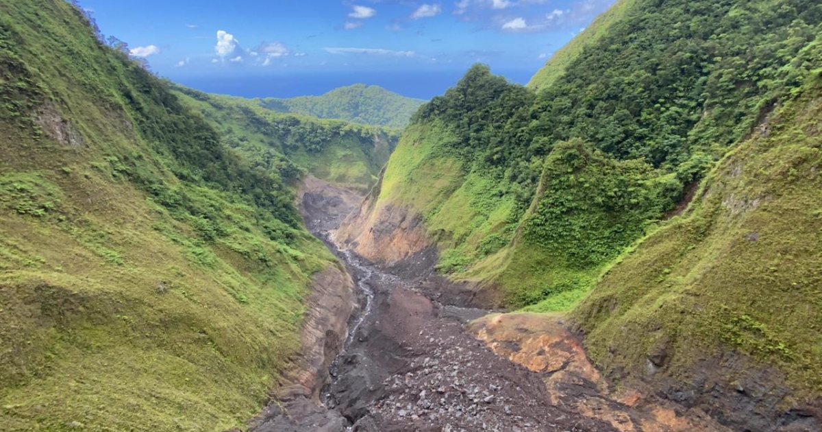     [En images] La falaise Samperre, source des lahars, et la rivière du Prêcheur vues du ciel

