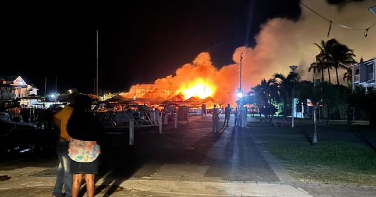     Un violent incendie embrase plusieurs restaurants à la marina de Saint-François

