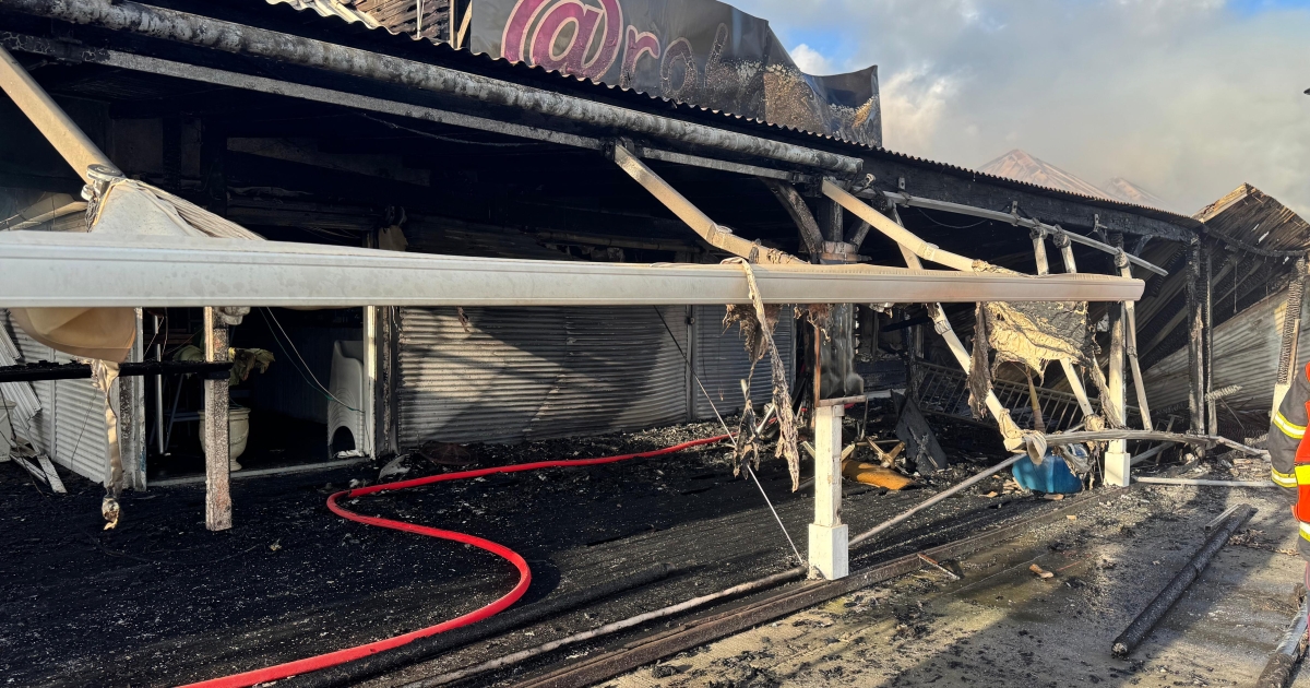     [ EN IMAGES ] Après le feu, un spectacle de désolation sur les quais de la marina de Saint-François

