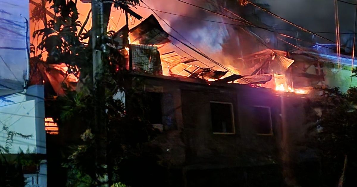     [Vidéo] Une maison entièrement détruite par les flammes à Pont de Chaînes à Fort-de-France

