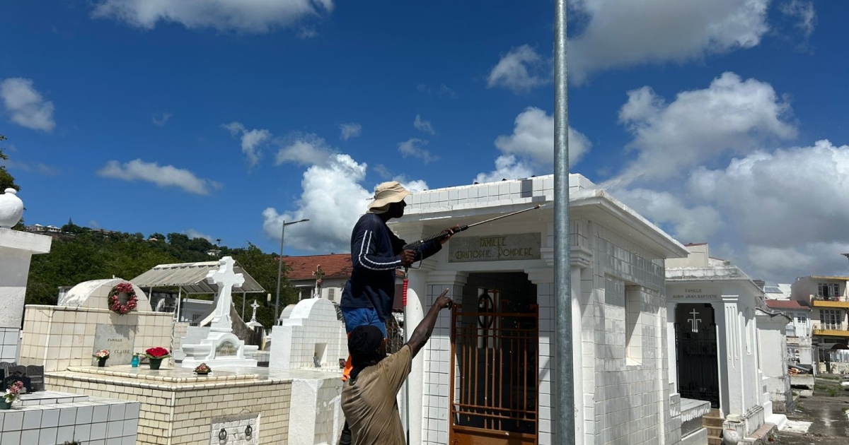     Toussaint : les jobeurs s’activent au cimetière de La Levée à Fort-de-France

