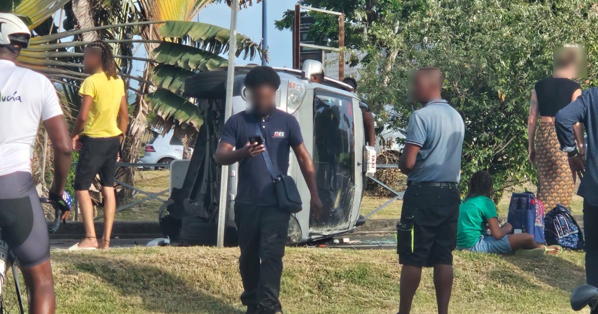     Collision spectaculaire au Lamentin : un taxi de transport de personnes à mobilité réduite renversé

