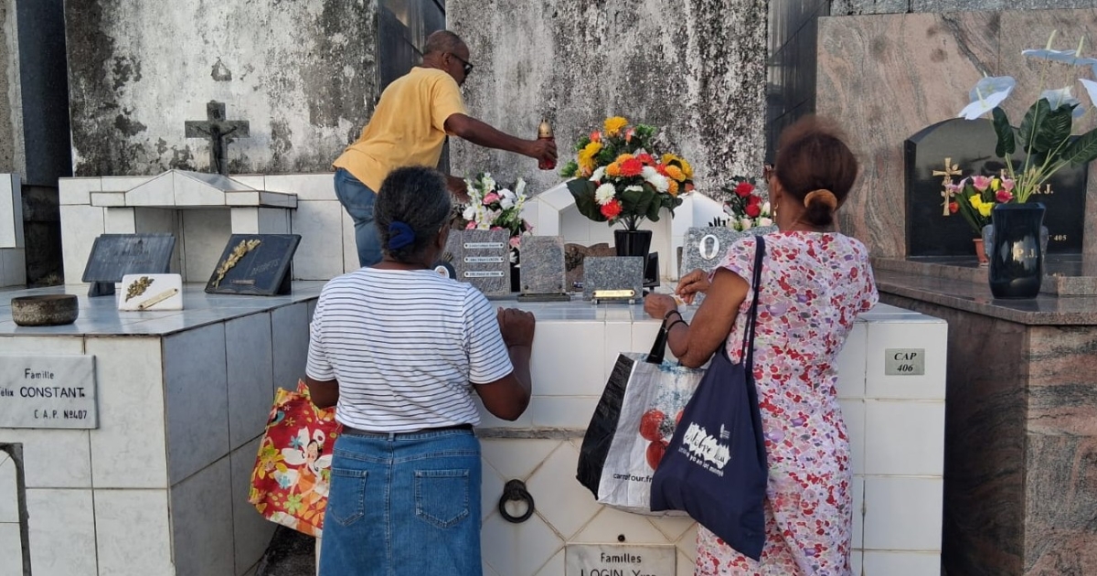     Au cimetière de Terreville, les lumières de la Toussaint ravivent le souvenir des défunts

