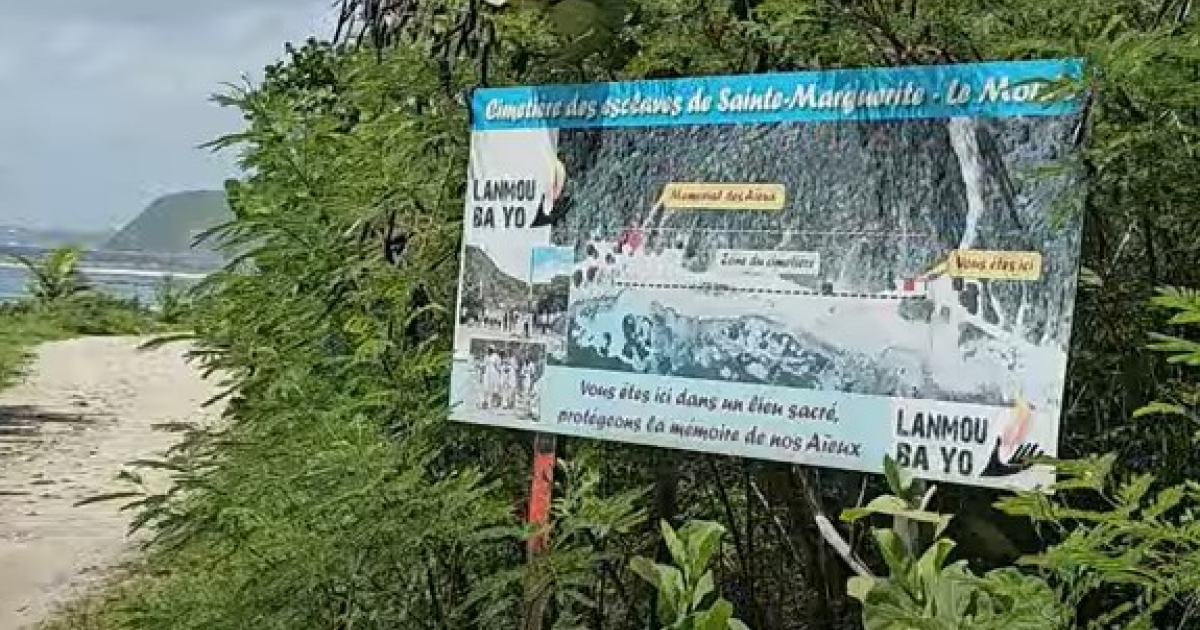     Des bougies pour honorer les aïeux au cimetière des esclaves du Moule

