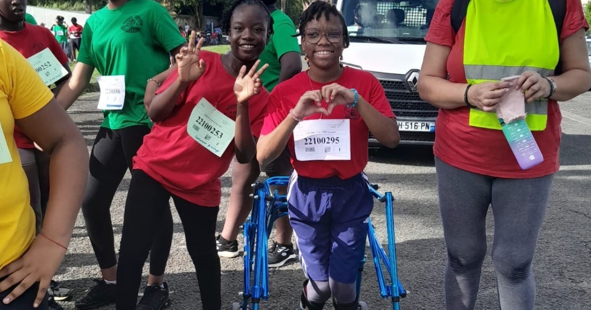     Au collège Alexandre Isaac des Abymes, Nayenka inspire par son courage lors du cross annuel

