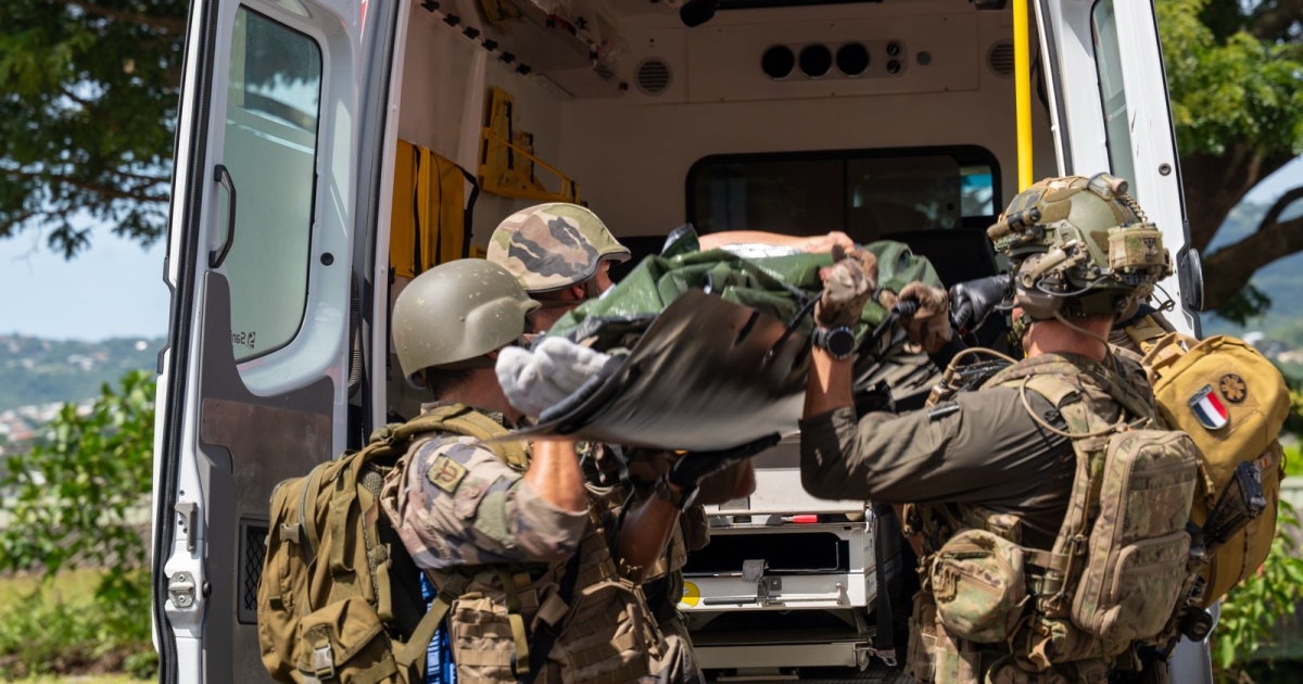     Les Forces armées aux Antilles s'entraînent au sauvetage au combat au Fort Desaix


