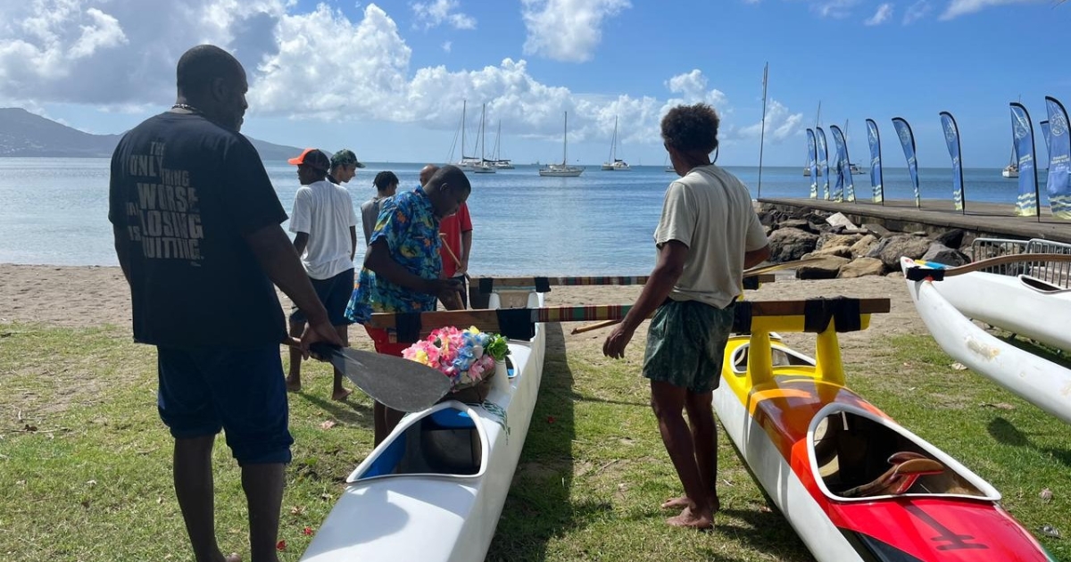     Des bénéficiaires du Samu Social découvrent la pirogue traditionnelle à Fort-de-France

