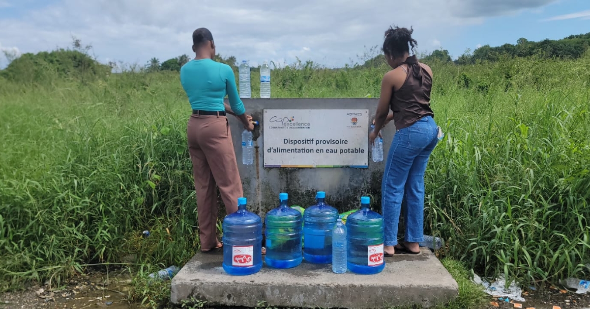     [Eau secours]  Au point d’eau de Perrin, des familles en quête du minimum vital 


