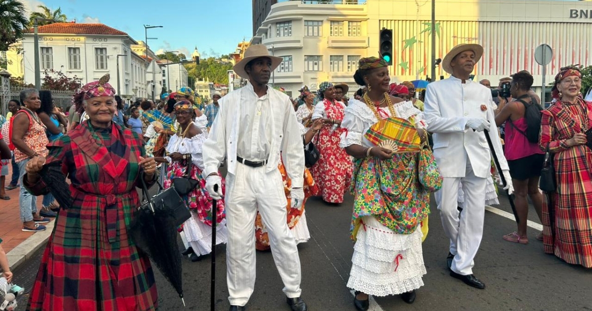     [EN IMAGES] Une parade à Fort-de-France pour célébrer la tenue traditionnelle martiniquaise

