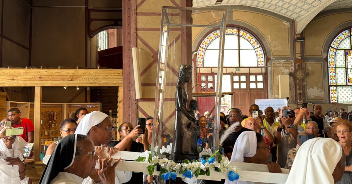     [EN IMAGES] La foule accompagne la Vierge Noire de Rocamadour jusqu’à la cathédrale de Fort-de-France

