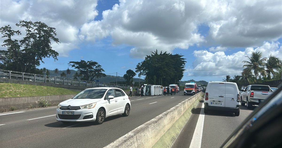     Spectaculaire accident sur l'autoroute dans le sens Ducos / Fort-de-France

