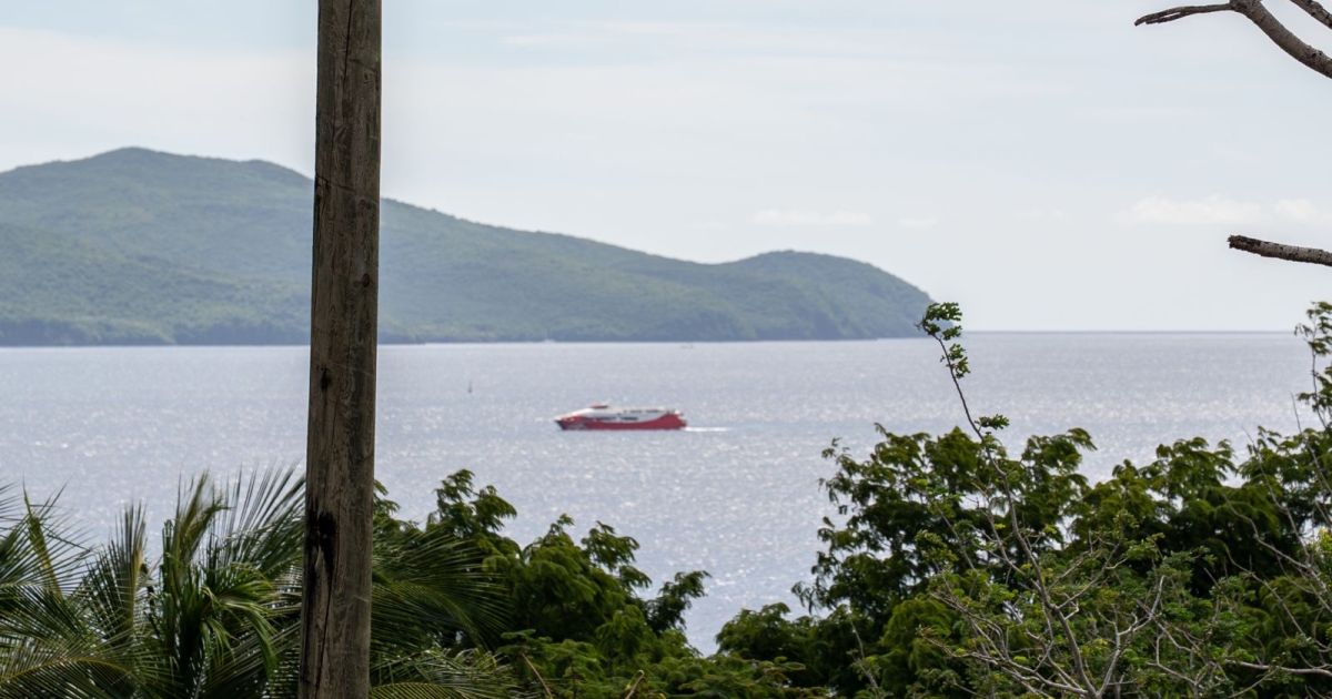     Le Perle Express en panne en baie de Fort-de-France

