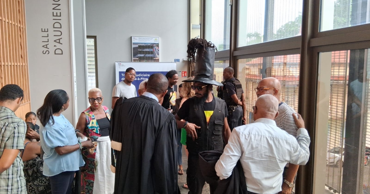     Tableau de Macron décapité : le procès de l'artiste Blow renvoyé en mars  2026

