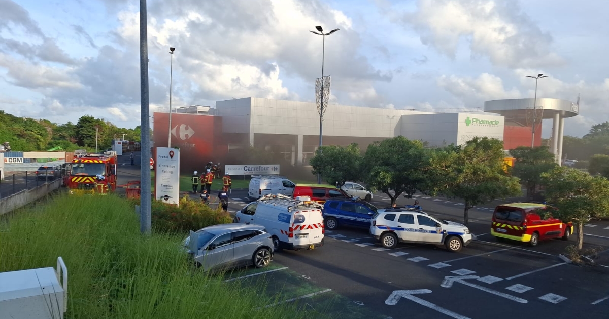     Incendie au Carrefour Contact de Saint-François

