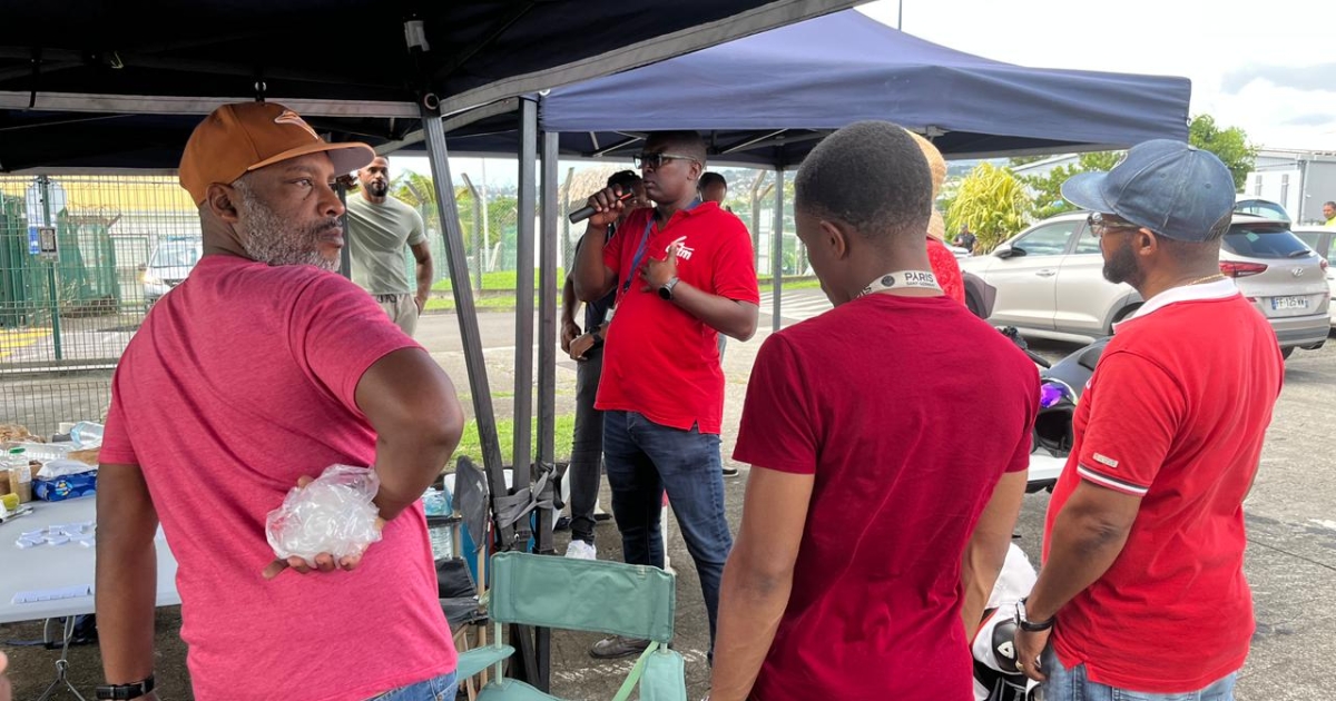     Fin des barrages à la Sara : le dialogue social reprend à la raffinerie

