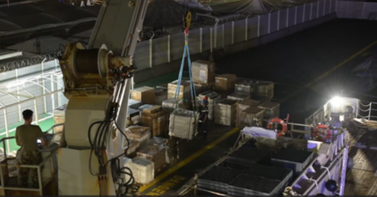     Ouragan Melissa : 40 tonnes d'aide livrées par un bâtiment français à la Jamaïque

