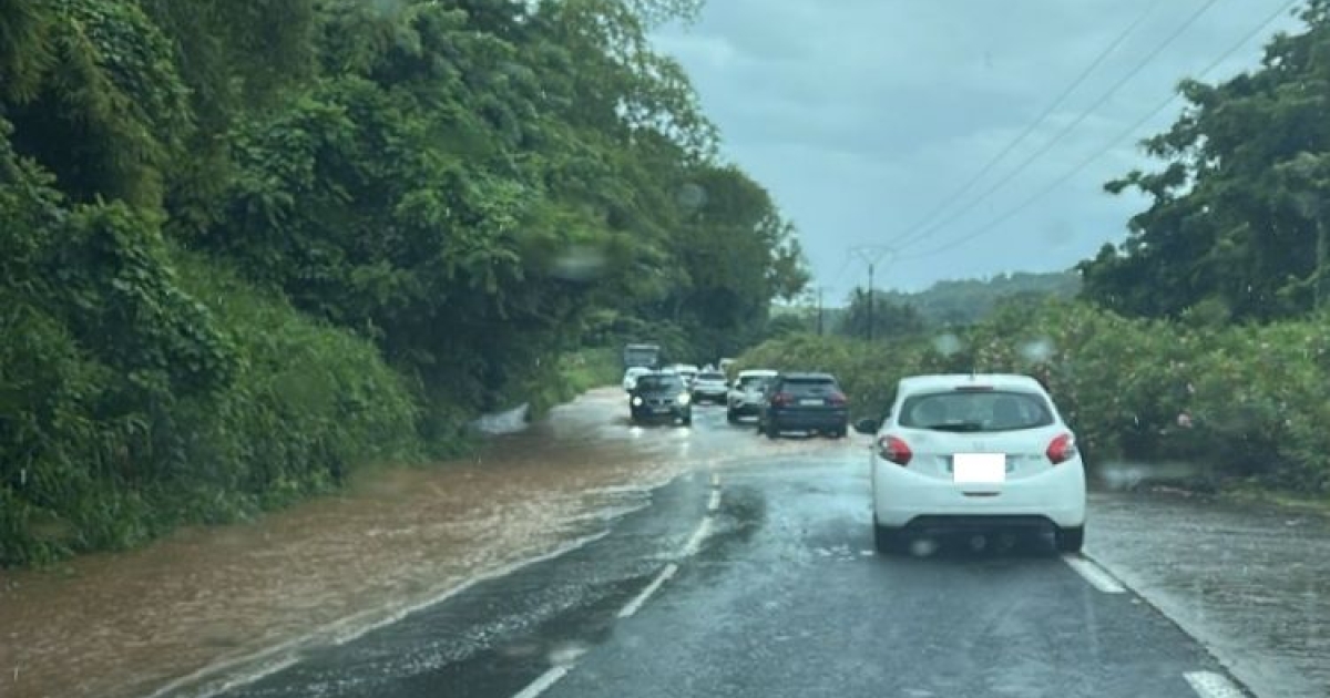     Vigilance jaune pour fortes pluies : des inondations sur le réseau routier au François et au Robert

