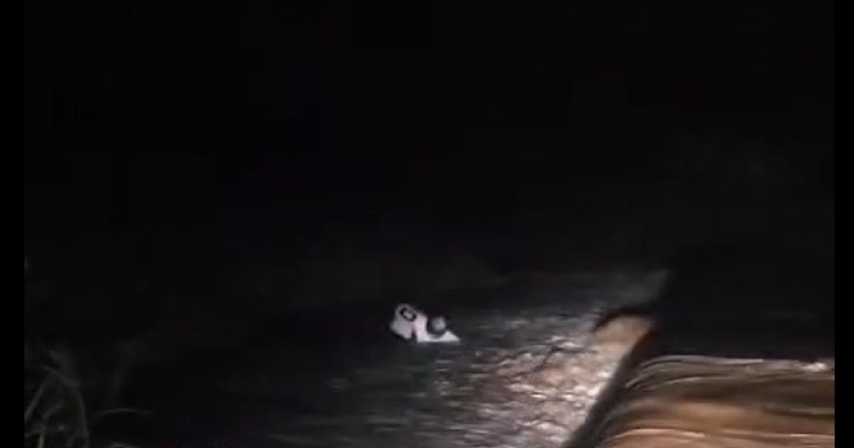     Une voiture emportée par la rivière Lézarde au gué de Presqu'Île à Saint-Joseph

