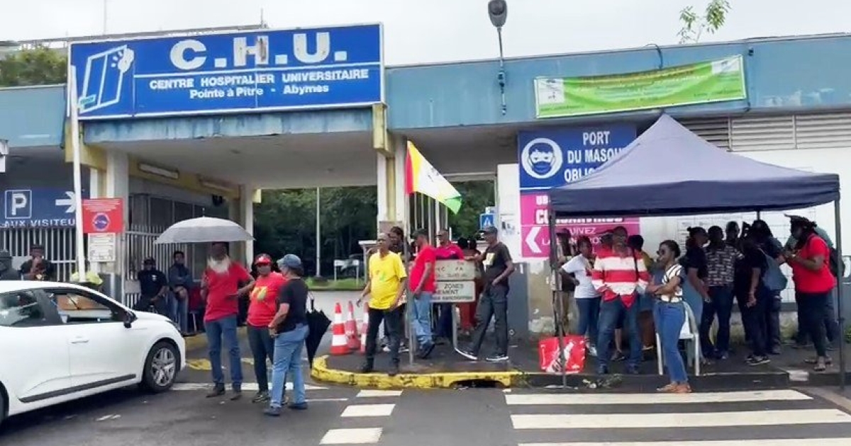     Grève au CHU de Guadeloupe, un nouveau barrage filtrant à l’entrée

