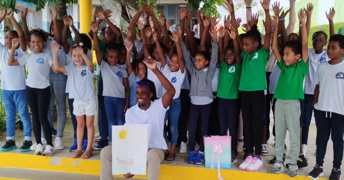     Transat Café L’Or : le skipper guadeloupéen Kéni Piperol partage son aventure avec les écoliers

