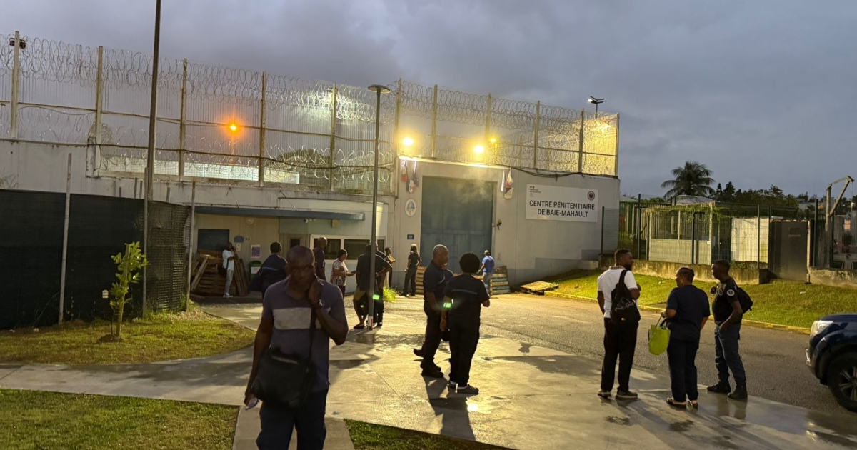     Blocage au centre pénitentiaire de Baie-Mahault : deux syndicats réclament le départ immédiat de la directrice

